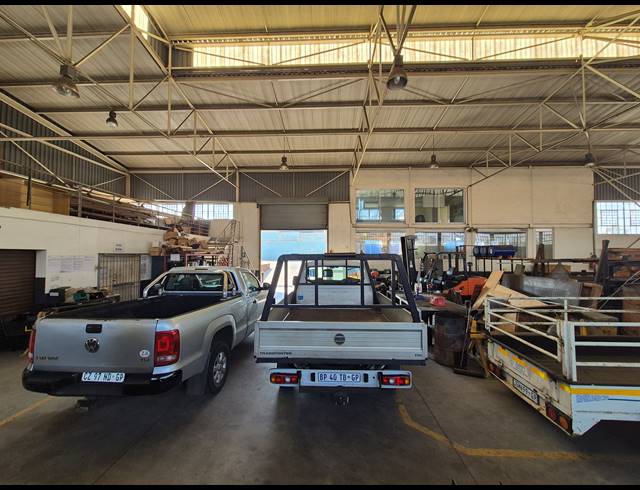 1,300M² WAREHOUSE FOR SALE IN KNIGHTS